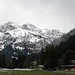 Der Pilatus zeigt sein frisch verzuckertes Antlitz. Das Regenflüeli ist nebelverhangen.