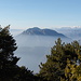 Im Westen ragt der Mont Vial (1550 m) aus dem Nebel heraus.