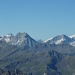Ganz links sieht aus wie ein Berg, sind aber vier: Mitre de l'Eveque, Pointe de Bertol, L'Eveque und Mont Collon. Dann die zwei Zacken: Pointes des Douves Blanches und Aiguille de la Tsa. Etwas breiter: Pointe des Genevois und Dent de Perroc mit Grande Dent de Veisivi vorgelagert. Kleine dunkle Pyramide hinten: Bec d'Epicoune. Rechts: Pigne d'Arolla und La Serpentine.

