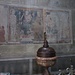 Gli affreschi della cappella con il fonte battesimale.