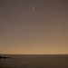 Da ungeplant mein Handy-Wecker klingelte wurde ich schon um 5 Uhr morgens geweckt - wie wenn ich zur Arbeit hätte Aufstehen müssen. Nun da ich schon wach war ging ich an Strand um südliche Sternbilder zu fotografieren. Auf dem Foto sieht man den aufgehenden Skorpion (Scorpius) mit dem Planeten Mars. Darüber steht der sehr helle Jupiter im Sternbild Waage (Libra).

Über die Sterne des Skorpions habe ich schon einmal berichtet: [http://www.hikr.org/gallery/photo1494023.html?post_id=82996]