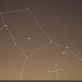 Blick von La Maretas Strand direkt nach Süden am Morgen früh. Das kleine Sternbild am Horizont ist das Sternbild Kreuz des Südens (Crux) von dem der südlichste Stern (Acrux; α Cru) nicht sichtbar ist. Die Längsachse des Kreuzes zeigt ziemlich genau zu Südpol; mit dessen Hilfe kann auf der Südhalbkugel navigiert werden da dort bekanntlich der (nördliche) Polarstern unsichtbar bleibt. Das grosse Sternbild ist der Zentaur (Centaurus) von dem seine hellsten beiden Stern ebenfalls unter dem Horizont liegen. Von Mitteleuropa sind lediglich die Sterne ϑ Centauri und ι Centauri sichtbar.

Inmitten des Zentaur ist klar das neblige Objekt ω Centauri (NGC 5139) zu erkennen. Es ein scheinbar 3,9mag heller Kugelsternhaufen, er ist der hellste Kugelsternhimmel am ganzen Himmel. Das Objekt enthält 10000000 Sterne und ist 17300 Lichtjahre entfernt, der Durchmesser des Haufens ist 150 Lichtjahre. Es liegt ausserhalb der Spiralarme unserer Milchstrasse und in seinem Zentrum befindet sich ein Schwarzes Loch von 40000 Sonnenmassen!

Die Sterne vom Centaurus und Crux sind:

Mimosa (β Cru):
Dreifachstern mit einem Abstand von der Erde von 352 Lichtjahren, die beiden Hauptkompnenten haben die 16- und 10-fache Sonnenmasse und umkreisen sich in 1828 Tagen, der Hauptstern hat einen Durchmesser der 7,62mal grösser ist als der der Sonne. Die Spektren der sehr heissen Sterne sind B0,5IV und B2V. Der dritte Stern hat eine Masse kleiner der der Sonne und umrundet den Hauptstern in nur 0,604 Tagen. Die Helligkeit des Systems variiert leicht (1,23-1,31mag) mit einer Periode von 5,67 Stunden da die Hauptkomponente zur Klasse der β Cephei Veränderlichen gehört. Die Leuchtkraft des Systems ist 34000mal grösser als die der Sonne!

Muhlifain (γ Cen):
Doppelstern in 130 Lichtjahren aus zwei fast gleichen Partnern die zusammen eine Helligkeit von 2,20mag haben und sich in 83,57 Jahren um den gemeinsamen Schwerpunkt drehen. Um die Sterne zu trennen wird ein sehr grosses Teleskop benötigt (Abstand 0,2“ im Jahr 2014). Beide Sterne habe die 2,8-fache Sonnenmasse und den 5,1-fachen Sonnendurchmesser, ohre Spektren sind A1III-IV und A0IV.

Gacrux (γ Cru):
Roter Riese (Spektrum M3,5III) in 88,6 Lichtjahren der von einem Weissen Zwergen (wdA3VII) umrundet wird. Der Hauptstern variiert seine Helligkeit halbregelmässig in 15,1d, Helligkeit: 1,60-1,67mag. Der Riese hat ein 50% grössere Sonnenmasse aber den 84-fachen Sonnendurchmesser und die 820-fache Sonnenleuchtkraft. Der Zwergstern mit einer Sonnenmasse hat dagegen nur 1% des Sonnendurchmessers und besteht wie alle Weissen Zwerge aus entarteter Materie.

δ Cen:
Heisser sehr enger Doppelstern der die leicht variabel ist (2,51-2,65mag). Der 395 Lichtjahre entfernte Doppelstern ist eruptiv Veränderlich (Typ γ Cas) und die Koponenten haben eine Umlaufszeit von 4,6 Jahren, ihr Abstand beträgt 6,9 Erdbahnradien. Die Massen der Sterne belaufen sich auf 8,7 und 5,5 Sonnenmassen. Der Hauptstern hat den 6,5-fachen Sonnendurchmesser und die Spektralklasse B2IV-Vne, er rotiert sehr schnell in nur 1,3 Tagen! Die Leuchtkraft ist das 12000-fache von dem der Sonne.

δ Cru:
Ebenfalls ein heisser, schnell rotierender Stern (1,7 Tage) in 364 Lichtjahren Entfernung vom Spektrum B2V. Er variiert als β Cephei Veränderlicher leicht seine Helligkeit (2,78-2,84mag) innert 3,62 Stunden, die Leuchtkraft ist 5600mal grösser als die der Sonne. Die Masse ist 8,5mal, der Durchmesser 4,9mal grösser als der der Sonne.

ε Cen:
Wie δ Cru ist auch duieser Stern ein β Cephei Veränderlicher (P=4,07d), Helligkeit 2,29-2,31mag. Entfernung 376 Lichtjahre, Spektrum B1V. Die Masse ist 11mal, der Durchmesser 6,25mal grösser als der der Sonne. Die Rotation beträgt nur 2,7 Tage und er hat eine Leuchtkraft 15200mal grösser als die der Sonne!

ζ Cen:
Der 384 Lichtjahre entfernte Stern hat das Spektrum B2,5V, die 7,8-fache Sonnenmasse und den 5,8-fachen Sonnendurchmesser. Er ist 2,55mag hell und rotiert in 1,5 Tagen. Ein Stern von drei Sonnenmassen umkreist den Hauptstern in nur 8,024 Tagen in Abstand von lediglich 14% Erdbahnradien.

η Cen:
Der in eine Gashülle gebettete Stern ist 308 Lichtjahre entfernt und variiert minim aber eruptiv seine Helligkeit (2,30-2,41mag; Typ γ Cas). Das Spekrum ist B1.5Vne, die Masse ist 9,5mal, der Durchmesser 5,5mal grösser als der der Sonne. Doîe Leuchtkraft ist 8700mal grösser als die der Sonne.

Menkent (ϑ Cen):
Oranger Riese (2,06mag) in 58,8 Lichtjahren vom Spektrum K0IIIb. Er hat die 1,27-fache Sonnenmasse, die 60-fache Sonnenleuchtkraft und den 10,77-fachen Sonnendurchmesser.

ι Cen:
2,75mag heller Hauptreihenstern in 58,8 Lichtjahren (gleich weit wie Menkent); Spektrum A2Vm; Helligkeit 2,73mag. Er hat die 2,5-fache Sonnenmasse, die 26-fache Sonnenleuchtkraft  und den 3,4-fachen Sonnendurchmesser. Im Abstand von 6 Erdbahnradien besitzt er eine Trümmerscheibe ähnlich unserem Asteroidengürtel.

π Cen:
Im grossen Teleskop auflösbarer Doppelstern (4,08/5,65mag; gemeinsam 3,90mag) die sich in 39,18 Jahren umkreisen. Die Massen sind 6,43+3,68 Sonnenmassen und die Spektren B5Vn und B6V. 321 Lichtjahre.

ϱ Cen:
Einzelner heisser Hauptreihenstern; 3,97mag, Spektrum B3V; 6,6-fache Sonnenmasse und den 3,8-fachen Sonnendurchmesser. 342 Lichtjahre.

χ Cen:
Leicht Veränderlicher (Δ=0,02mag) vom Typ β Cephei S, Periode 0,035 Tage; Spektrum B2V. 8,2-fache Sonnemasse, 3,5-facher Sonnendurchmesser; Entfernung 446 Lichtjahre.
