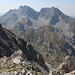 Kom Vasojevićki - Ausblick unweit des Gipfels. Im starken Dunst sind die "Nachbarn", Kom Ljevorečki (2.469 m, rechts) und Kom Kučki (2.487 m), zu sehen.