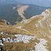 Im Abstieg vom Kom Vasojevićki - Blick über die felsdurchsetzte Grasflanke, hier in einer Höhe von ca. 2.330 m.