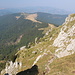 Im Abstieg vom Kom Vasojevićki - Blick aus der Nähe der kleinen Felskanzel auf den weiteren Wegverlauf.