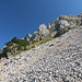 Im Abstieg vom Kom Vasojevićki - Blick aus der Schutthalde hinauf zu den Felsen, die sicherlich auch weiterhin für Nachschub sorgen.