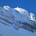 die teilweise versicherte Rinne ist heute noch unberührt, das Gipfelkreuz hat einen schönen Eis- und Schneepanzer