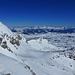 Blick zum Toten Gebirge im Hintergrund, vorne rechts unter dem Niederen Gjadstein verläuft die Rumplerrunde, in der man mit Ski (oder Schneeschuh) den Gjadstein umrundet.