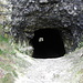 Am Fuß der Porte d´Amont ist ein enger Tunnel durch den Fels getrieben