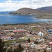 Aussicht über Puno und den Titicaca-See. Der See ist 15-mal so gross wie der Bodensee und der Wasserspiegel liegt auf 3800m!