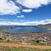 Aussicht über Puno und den Titicaca-See. Der See ist 15-mal so gross wie der Bodensee und der Wasserspiegel liegt auf 3800m!