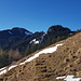 Vom fast aperen Rücken unter der Kappeler Alpe sieht man erstmals den Edelsberg