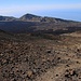 Rückblick aus zirka 2450m höhe unterhalb der Krater der „Narices del Teide“. Sehr schön zu sehen ist der pechschwarze Lavastrom welcher sich teilt und vom jüngsten Ausbruch des Pico Viejos stammt. Die östliche Zunge (links) wird von der Strasse TF-38 durchquert.

Im Hintergrund ist der südlichwestliche Rand der Cañadas zu sehen, der grösste sichtbare Gipfel dieses Kraterrandgebirges auf dem Foto ist der Montaña del Cedro (2265m).