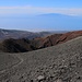 Aussicht über den grössten Krater der Narices del Teide zur Nachbarinsel La Gomera.