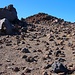 Der höchste Punkt des Pico Surs (3103m) ist ein kleiner Lavasteilhaufem am südlichen Rand der grossen Asche-Ebene. Der Gipfel ist die höchste Erhebung auf der Südseite des mächtigen Gipfelkraterrandes vom Pico Viejo.