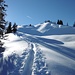 Auf einer Skispur geht es in herrlich verschneiter Landschaft Richtung Talsenhöhe.