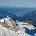 Der Blick zum Vierwaldstättersee offenbart einen interessanten Kontrast. In tiefen Lagen liegt kaum Schnee.