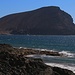 Sicht von der Küste bei La Mareta im Gegenlicht zum Montaña Roja (173m).