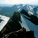 Rückblick über den luftigen Gipfelgrat des Ramolkogels. <br />(im letzten Jahrhundert noch 100% Firngrat)<br />Die Horizontlinie bilden die Zillertaler Alpen (links), die Dolomiten (rechts).