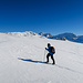 Im Gipfelbereich ist der Schnee stark windgeprägt und gut tragend