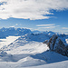Wie aus dem Nichts sind einige Wolkenfelder aufgezogen. Panoramaaufnahme vom Gipfel aus.