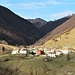 Un ultimo sguardo ad Erbonne, illuminata dal sole, dalla cappella di Sant'Antonio.