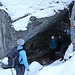 Andrea mostra i movimenti per superare il masso; abbiamo trovato dei segni di magnesite