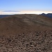 Montaña Blanca (2748m):<br /><br />Blick vom weglosen höchsten Punkt auf den Wanderweg der kreisförmig um den niedrigen Ostgipfel herumführt. Die Schlaufe wird auch Mirador de la Montaña Blanca genannt. Das Plateau aus Bimssteinen wurde im Jahr -50 durch eine gewaltige, explosive Eruption geschaffen.