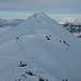 Der letzte Gipfel des Tages im Zoom. Rechts im Hintergrund Loferer Steinberge