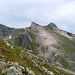 Varden (700m), der rechte der beiden Zwillingsgipfel. Obwohl weglos, ueber die auf dieser Seite sichtbare Geroellflanke (T3) einfach zu besteigen .