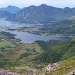 Der Blick vom Grat nach Westen. Eine der vielen Bruecken, die die einzelnen Lofoteninseln zu einer durchgehenden Kette miteinander verbinden. Seit 2007 braucht man keine Faehre mehr zu benutzen, um die Lofoten zu erreichen.
