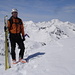 Andi am Gipfel, hinten die Weißkugel, wieder ein neuer Gipfel für sein schon umfangreiches Tourenbuch; am 8.2.2012 ist Andi am Hochkalter abgestürzt. Du warst Alpinist durch und durch. Ich werde Dich immer so in Erinnerung behalten!