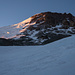 Die ersten Sonnenstrahlen am Polengletscher, wir machen uns auf den Weg ins Lager 3 auf 6000m.