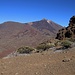 Im namenlosen Sattel P.2406m rasteten wir kurz und genossen die prächtige Aussicht über die Cañadas zum am Vortag bestiegen Pico del Teide (3717,98m). Spannend ist auch der aus scheinbar festem Gestein bestehenden Felsturm P.2412m welcher gleich neben dem Sattel steht.