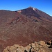 El Sombrero (2532m): 

Gipfelaussicht zum höchsten Berg Spaniens Pico del Teide (3717,98m). Eingerahmt wird der Teide durch die Flankenvulkane Pico Viejo (links; 3129m) und Montaña Blanca (rechts; 2748m). Vom Pico Viejo ist nur der kleinere Kratervulkan Pico Sur (3103m) auf dem Foto zu sehen.