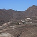 Montaña de Chimbesque (426m): Sicht mit Zoom nach Nordwesten zum 4km entfernten Roque del Jama (762m).