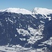 Blick über das Zillertal hinweg zu Bergen der Kitzbüheler Alpen