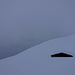 Knapp unter dem Nebel - eine Alphütte, die bald in den Schneemassen verschwindet