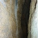 Die ersten Meter der Thürnerfluehöhle / Ärdwibliloch sind ein enger, hoher Spalt. Ohne dicken Bauch kommt man aber mühelos durch.