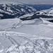Tiefblick ins Surselva mit Abfahrtsspuren im Pulverschnee...