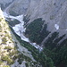 hier nun schon ein Blick in den Talausgang vom Zwerchloch mit Schneeresten; eine sehr einsame Ecke des Karwendel