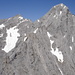 links die Eiskarlspitze(2613m), rechts der Kaiserkopf(2505m), einsame Karwendelberge; hier ist die Welt noch in Ordnung!