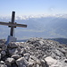 das kleine Kreuz ist erreicht; Blick in die Tuxer Berge
