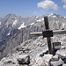 hinter dem Kreuz: das Massiv der Grubenkarspitze
