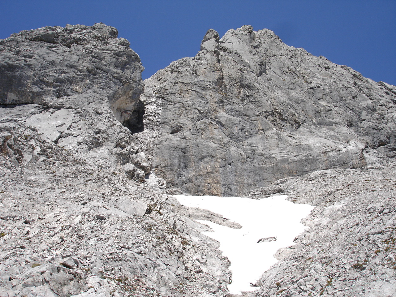 die senkrechte Felswand, welche uns ein Weiterkommen... [hikr.org]