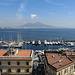 Blick von der Innenstadt (Castel dell'Ovo) in Neapel auf den Vesuv