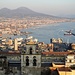 Blick von der Innenstadt (Castel Sant'Elmo) in Neapel auf den Vesuv