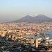Blick von der Innenstadt (Castel Sant'Elmo) in Neapel auf den Vesuv