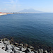 Blick von der Innenstadt in Neapel auf den Vesuv