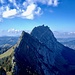 Vorne Brüggler, im Hintergrund der Chöpfenberg. Der Weg führt im obersten Teil durch die Nordwand. Später befindet man sich auf dem Grat.